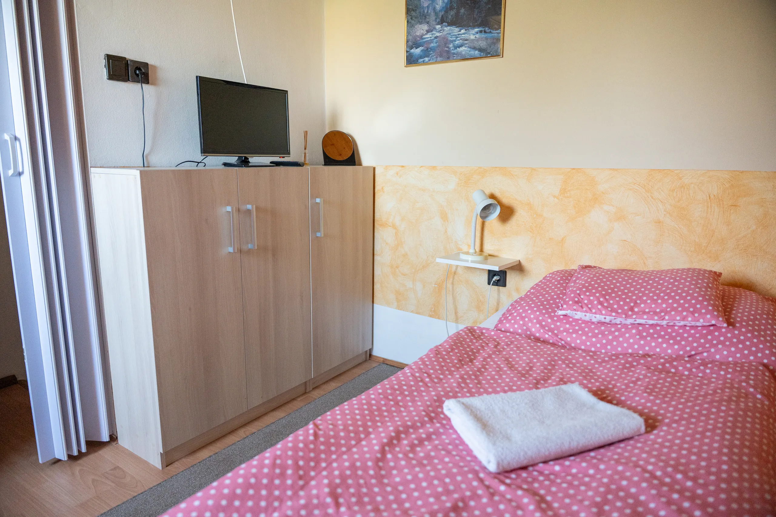 Apartman ágy, szekrény és televízió