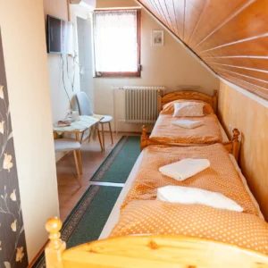 Családi apartman belső, két ággyal