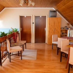 Apartmanház közösségi tér, 1. és 2. apartman ajtaja
