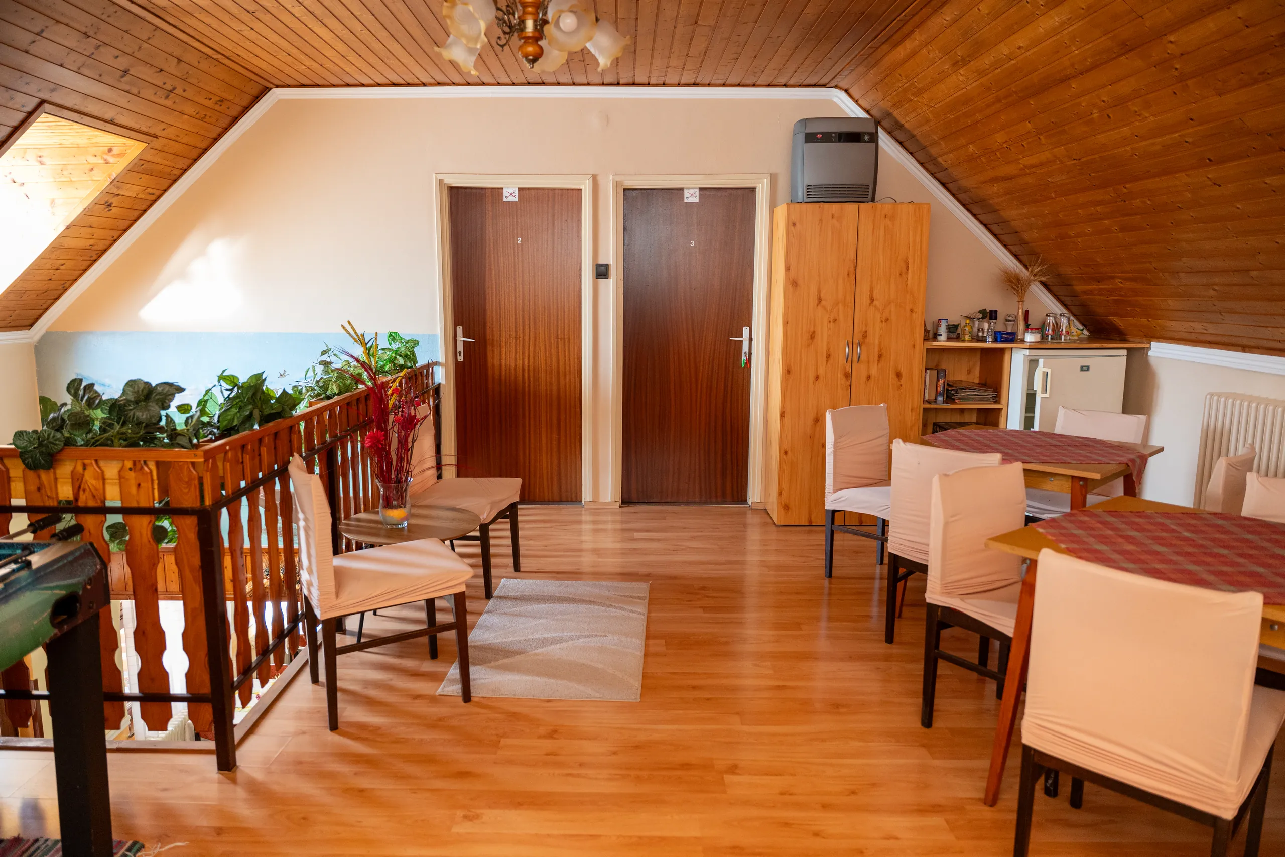 Apartmanház közösségi tér, 1. és 2. apartman ajtaja