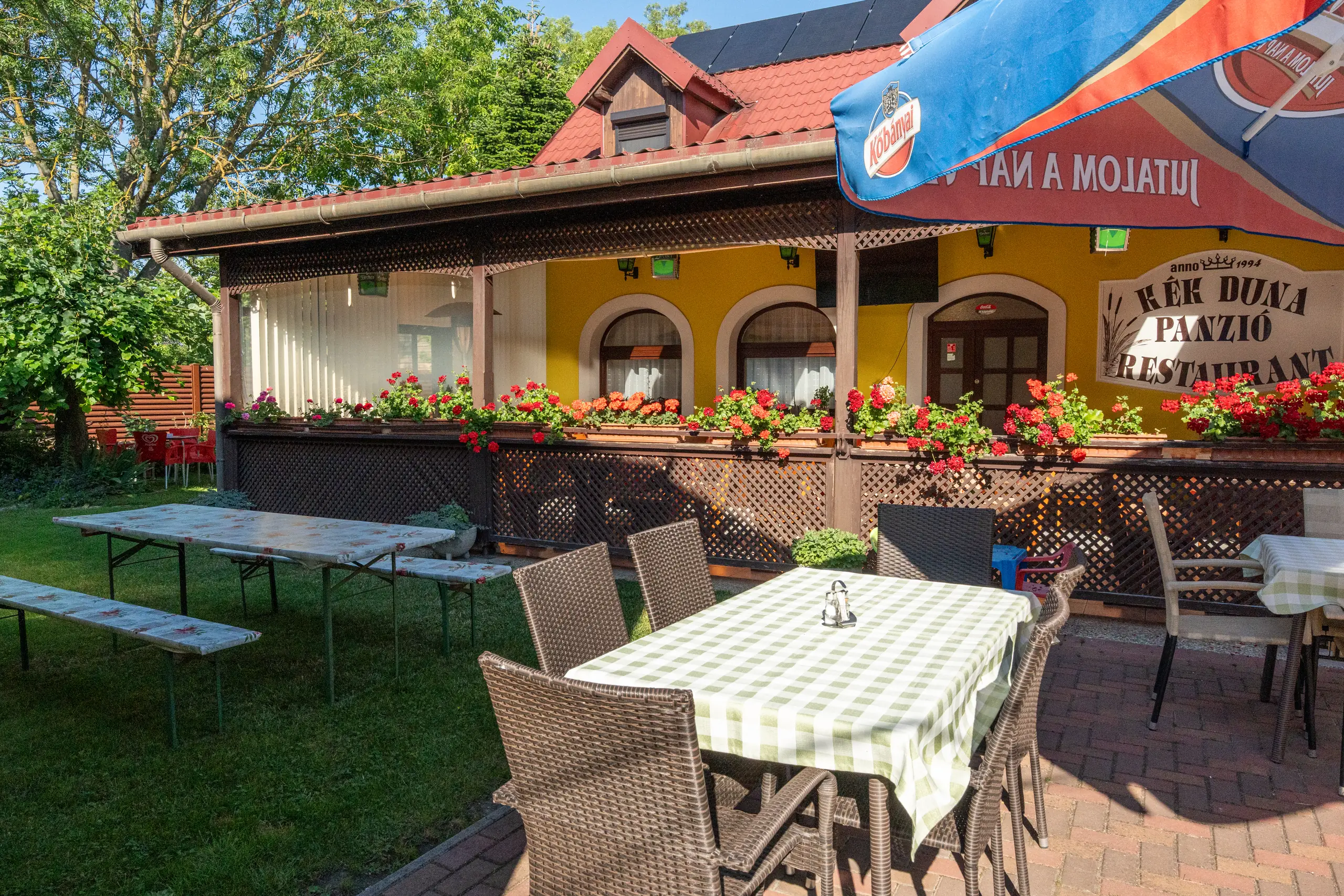 Kék Duna Panzió étterem terasza